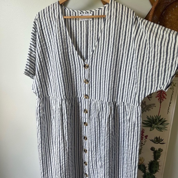 ASOS DESIGN Curve button through smock midi dress in stripe - Picture 3 of 6